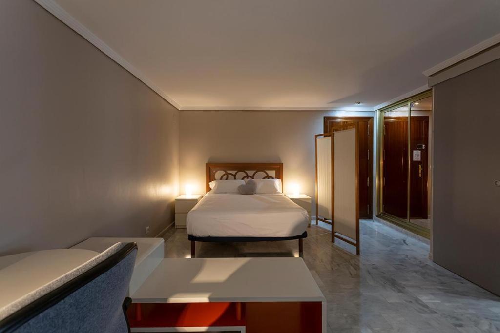 Luminosity Square Studio. Francos 14 * Sevilla